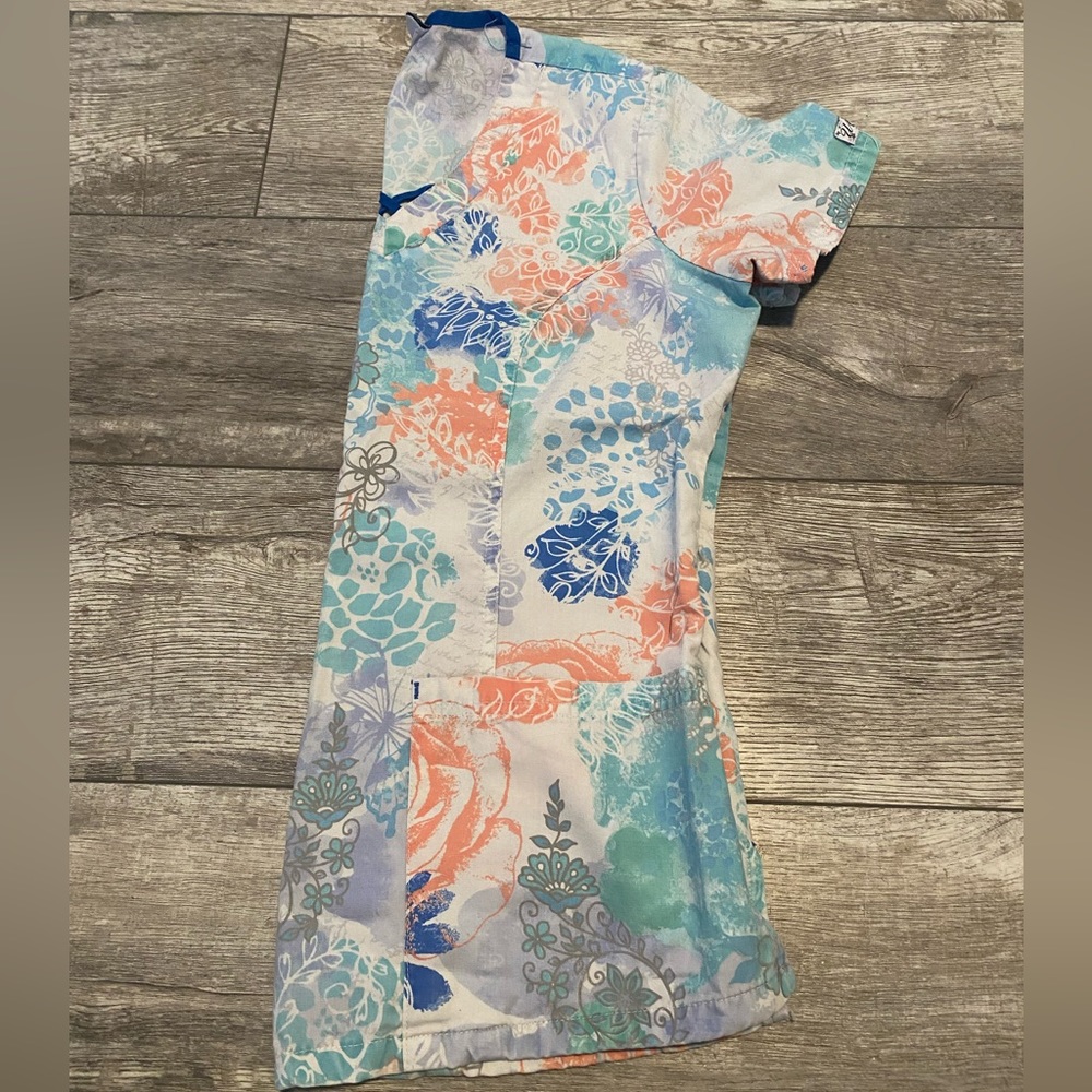 Uniform Advantage Scrub Top - Picture 2 of 3